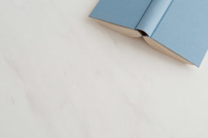 仕事運UPの風水効果を持つブルー(青色)はインテリアにも人気のカラー。その魅力とは？