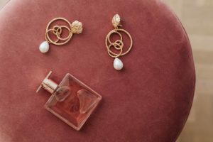 ポイントで効かせたい。勝負運をあげる情熱的な赤色をお部屋に取り入れるコツとは？