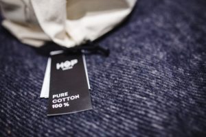 集中力を高めて仕事運UP！ネイビー(紺色)の風水効果をインテリアに取り入れるコツとは？